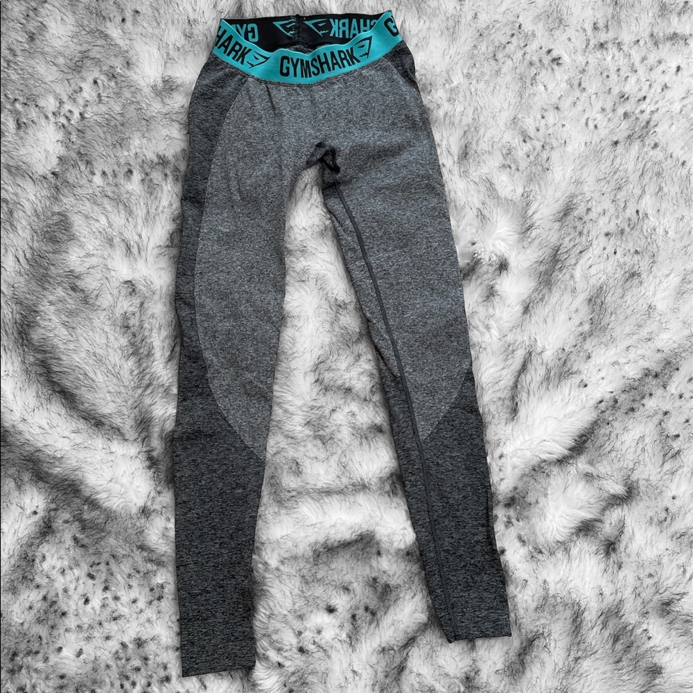Gym shark leggings